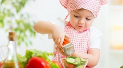 ¿Hay que echar sal en la comida de los niños?