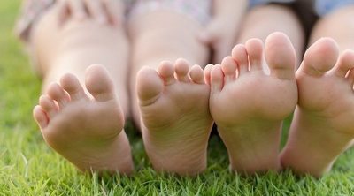 ¿Los niños deberían ir más tiempo descalzos?