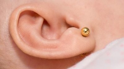 ¿Se deben poner pendientes a los bebés niña?