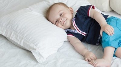 ¿Es peligroso que los bebés duerman con la almohada?