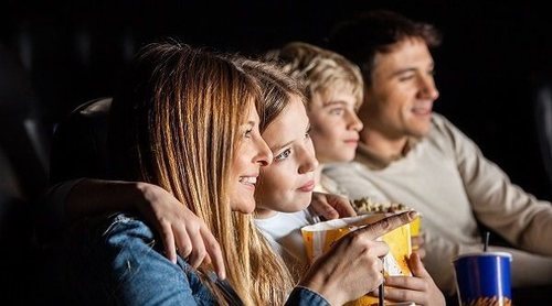 Ventajas de ver una película con los hijos