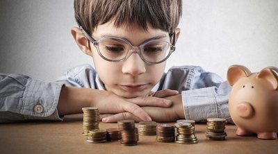 Enseña a tus hijos autodisciplina con el gasto del dinero