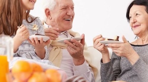 Cómo enseñar a los niños a comportarse en la mesa