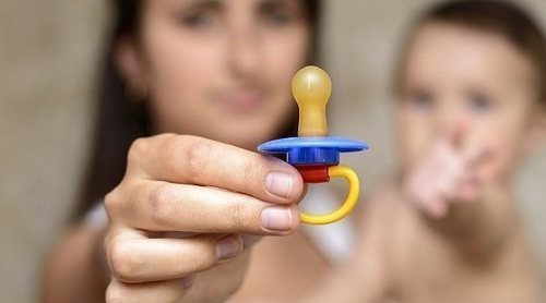 Consecuencias de chuparse el dedo y usar el chupete demasiado