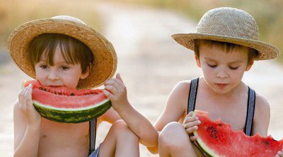 10 alimentos imprescindibles para los niños en verano