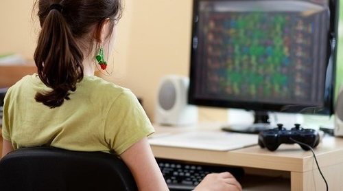Los peligros para los niños de fijar la vista en la pantalla