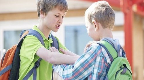 Qué hacer si han expulsado de la escuela a tu hijo por pegar