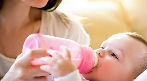 Cómo evitar que el bebé se ahogue mientras se alimenta con biberón