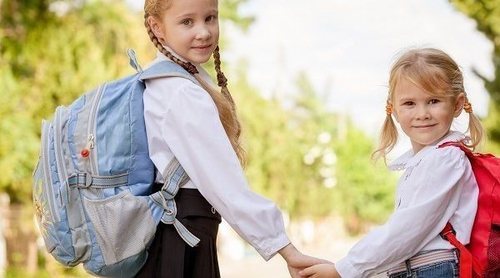 ¿Pesa demasiado la mochila escolar de tu hijo?