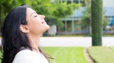 Por qué es buena idea hacer yoga prenatal