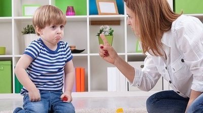 Por qué tu hijo de dos años se ríe cuando le estás riñendo, ¿se burla de ti?
