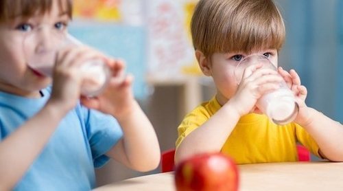 Si a tu hijo le duele la barriga, ¿debería tomar leche?