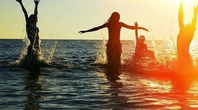 Lo que no puedes olvidar si vas a la playa en familia