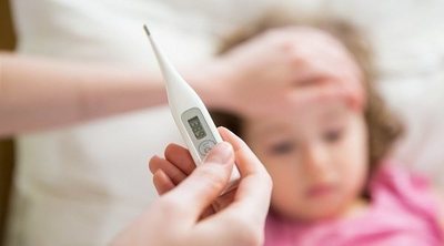 ¿Tienes que despertar a tu hijo por la noche si tiene fiebre?