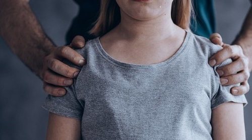 Cómo evitar el síndrome de hombros caídos en los niños