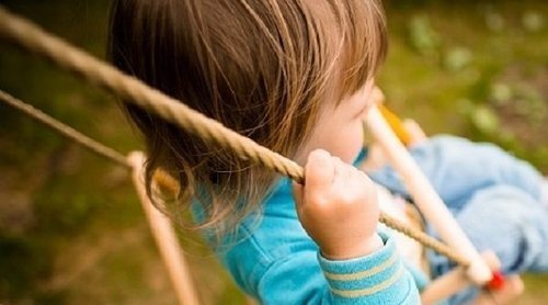 Los beneficios del juego al aire libre para niños