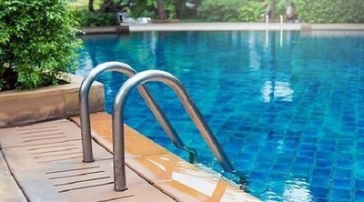 Actividades de agua en piscina para niños pequeños