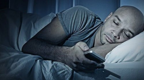 No son tus hijos adictos al móvil, ¡eres tú!
