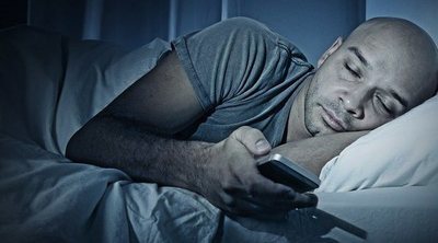 No son tus hijos adictos al móvil, ¡eres tú!