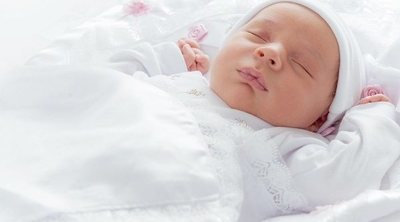 Bebés de dos meses que duermen mucho durante el día