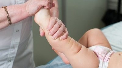 Fisioterapia en casa para bebés para ayudarles a sentarse