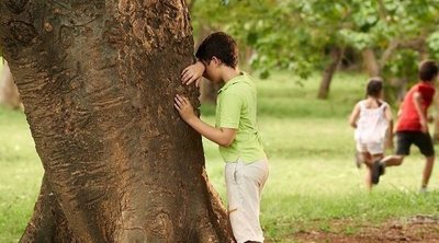 Por qué a los niños pequeños les encanta esconderse