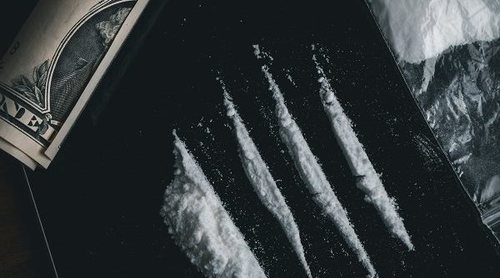 Qué fomenta el abuso de drogas en adolescentes