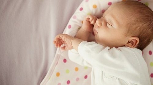 Cómo conseguir que un bebé cansado se duerma