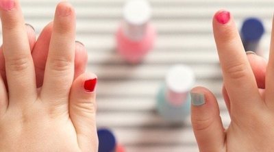 Mi hijo quiere pintarse las uñas, ¿le dejo?