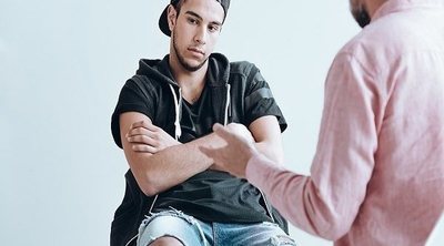 Adolescentes que rompen las reglas en casa