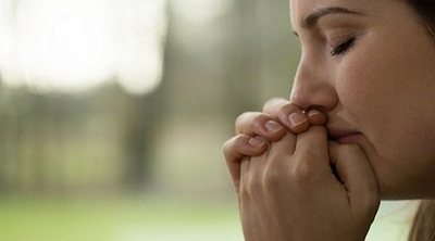 Dolor en el adolescente cuando madre se está muriendo