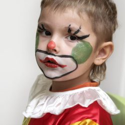 Maquillaje colorido de payaso para Halloween
