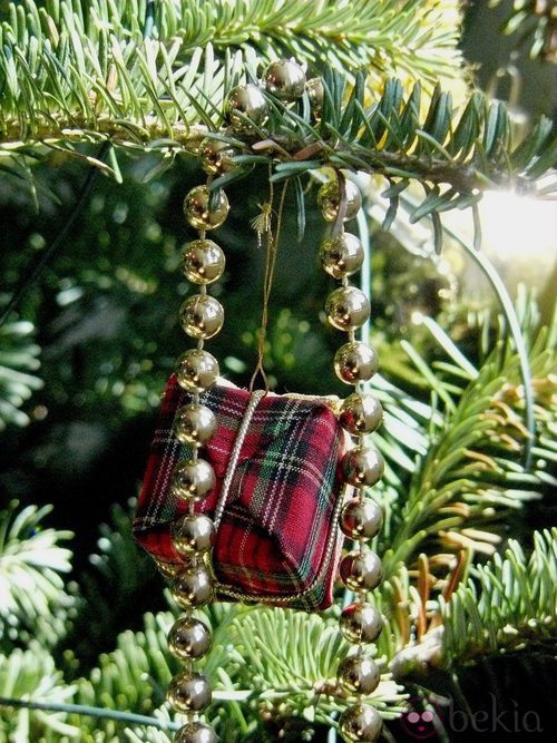 Árbol de Navidad decorado con un collar dorado y regalitos