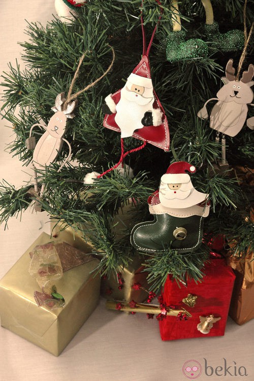 Árbol de Navidad decorado con muñecos de Papá Noel