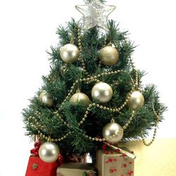 Árbol de Navidad decorado en color dorado