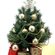 Árbol de Navidad decorado en color dorado