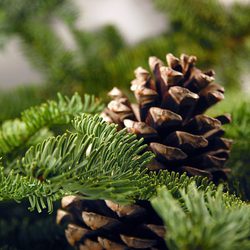 Árbol de Navidad decorado con piñas