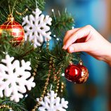 Árbol de Navidad decorado con copos de nieve