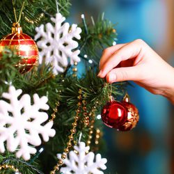 Árbol de Navidad decorado con copos de nieve