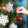 Árbol de Navidad decorado con copos de nieve