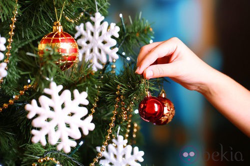 Árbol de Navidad decorado con copos de nieve