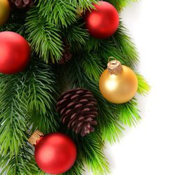 Árbol de Navidad decorado con bolas doradas y rojos y piñas