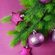 Árbol de Navidad con decoración en color morado