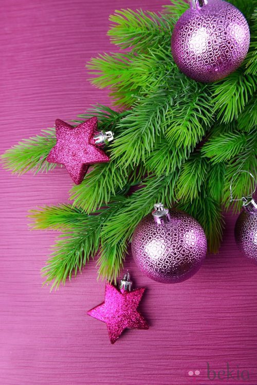 Árbol de Navidad con decoración en color morado