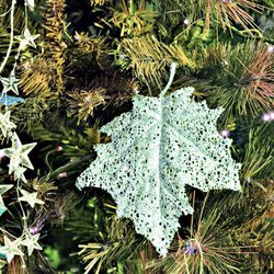 Árbol de Navidad decorado en tonalidades verdes