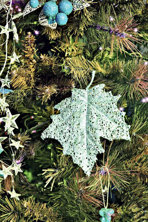 Árbol de Navidad decorado en tonalidades verdes
