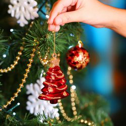 Árbol de Navidad decorado con figuras de árboles de Navidad