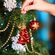 Árbol de Navidad decorado con figuras de árboles de Navidad