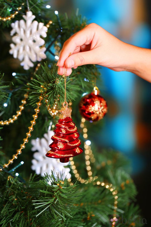 Árbol de Navidad decorado con figuras de árboles de Navidad