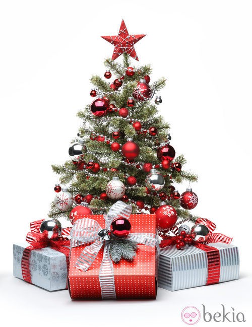 Árbol de Navidad decorado con adornos blancos y rojos